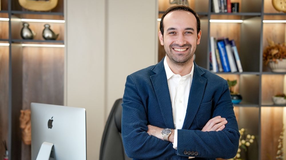 Estetik ve Plastik Cerrah Op. Dr. Burak Pasinlioğlu, meme dikleştirme ameliyatlarına dair tüm merak edilenleri Snob Magazin için yanıtladı