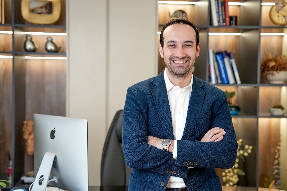 Estetik ve Plastik Cerrah Op. Dr. Burak Pasinlioğlu, meme dikleştirme ameliyatlarına dair tüm merak edilenleri Snob Magazin için yanıtladı