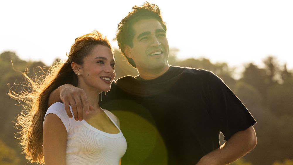 Mert Ramazan Demir ve Miray Daner’i başrollerinde buluşturan Bize Bi’şey Olmaz dizisinden ilk kare yayınlandı