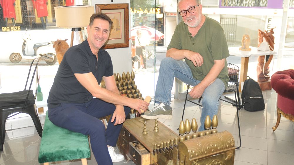 Ünlü oyuncu Bekir Aksoy ayakkabı boya sandığına oturdu