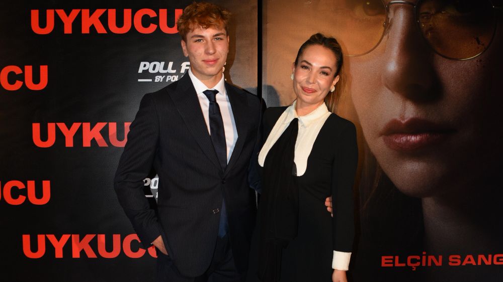 Barış Falay’a galada aile desteği! Falay’ı eşi Esra Ronabar ve oğlu Mavi Rüzgar yalnız bırakmadı