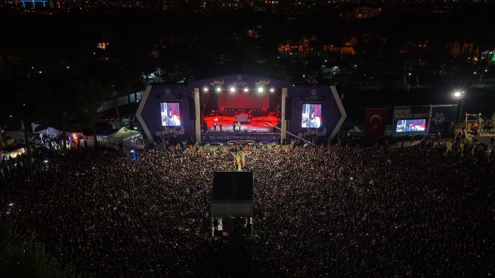 Buray ile Cumhuriyet coşkusu 60 bin kişiyle kutlandı