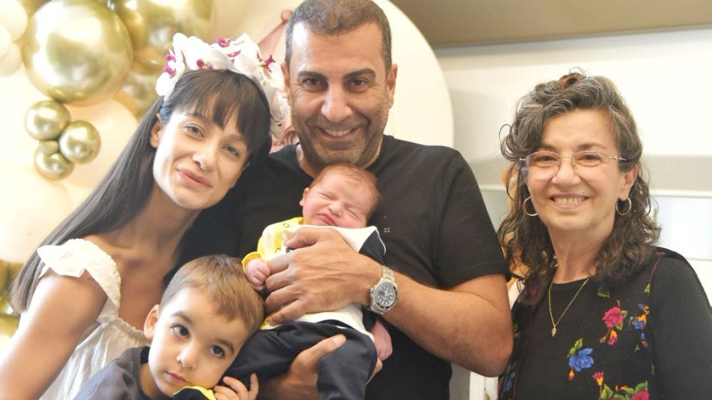 Emre Karayel ve eşi Gizem Demirci, ikinci bebeklerine kavuştu