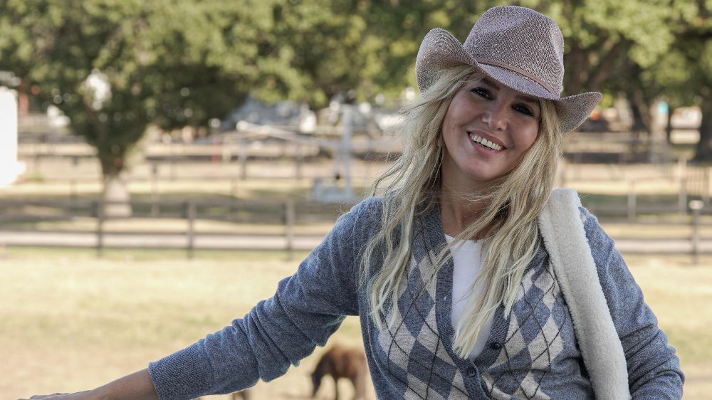 Gülben Ergen Dallas konseri öncesinde 'Dallas' dizisinin setini ziyaret etti