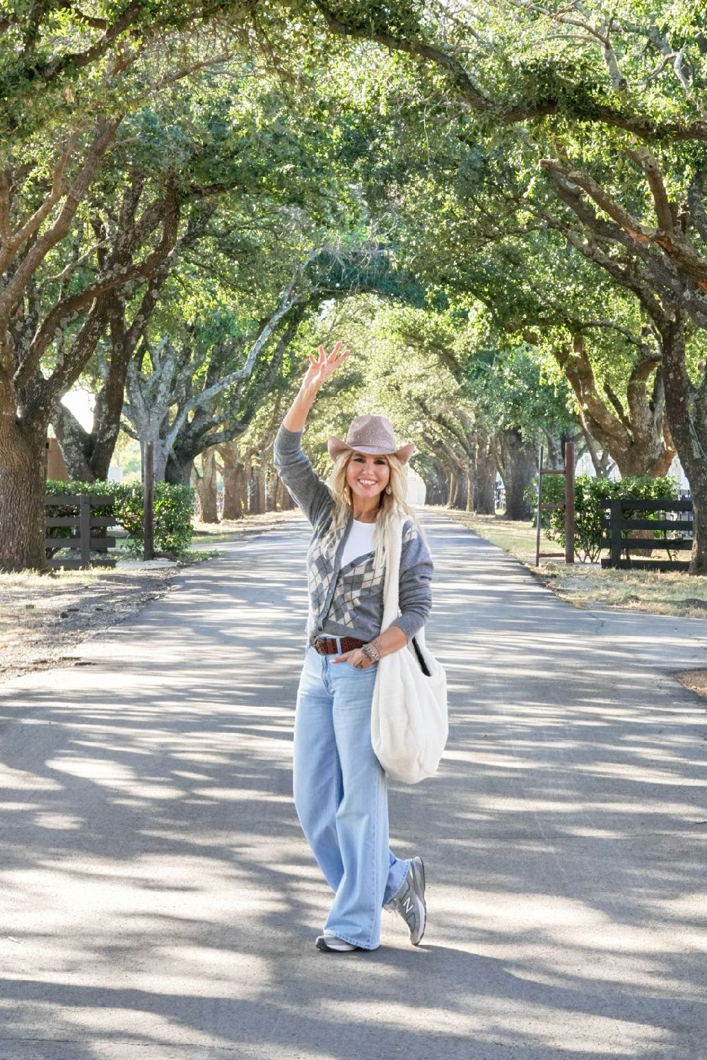 Gülben Ergen Dallas konseri öncesinde 'Dallas' dizisinin setini ziyaret etti