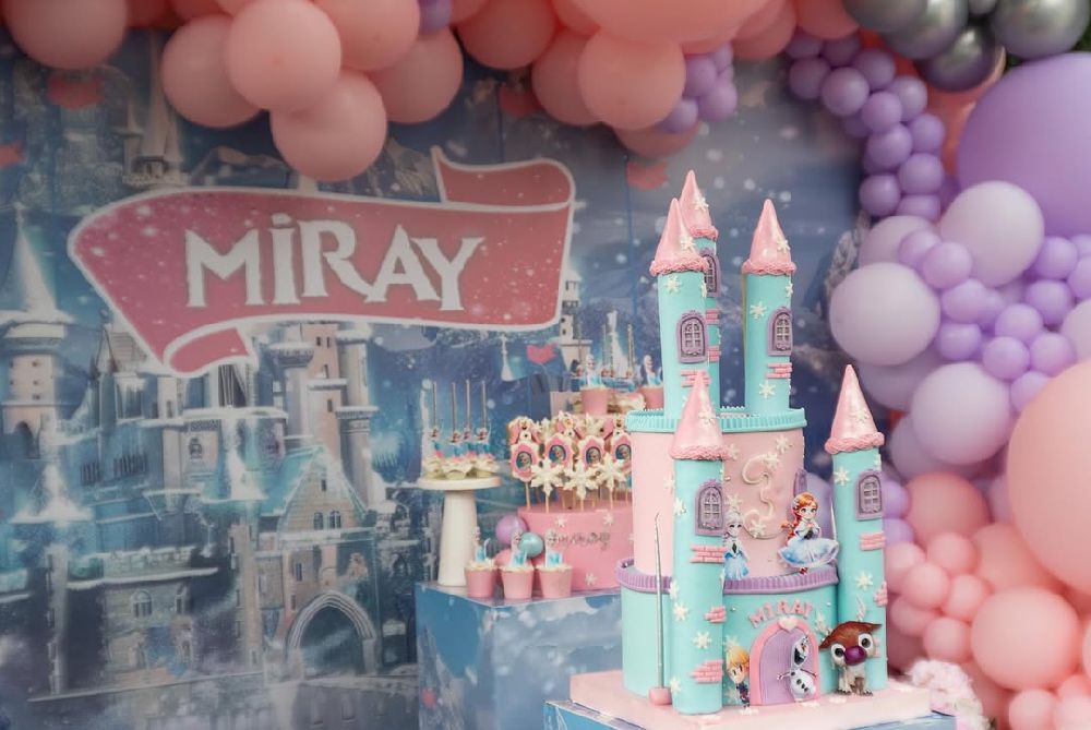 Murat Yıldırım ile Iman Elbani kızları Miray'ın doğum gününü kutladı