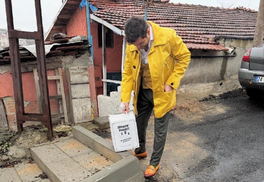 Öncü Sönmez, babasının ölüm yıl dönümünde 10 bin aileye erzak dağıttı