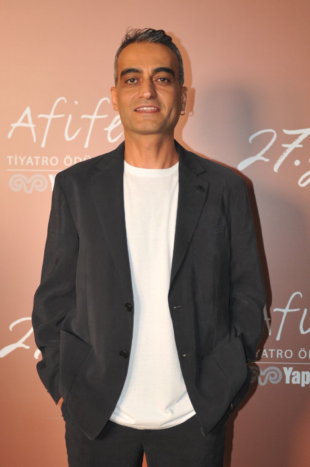 Tekin Ezgütekin tiyatroda hat-trick yaptı!