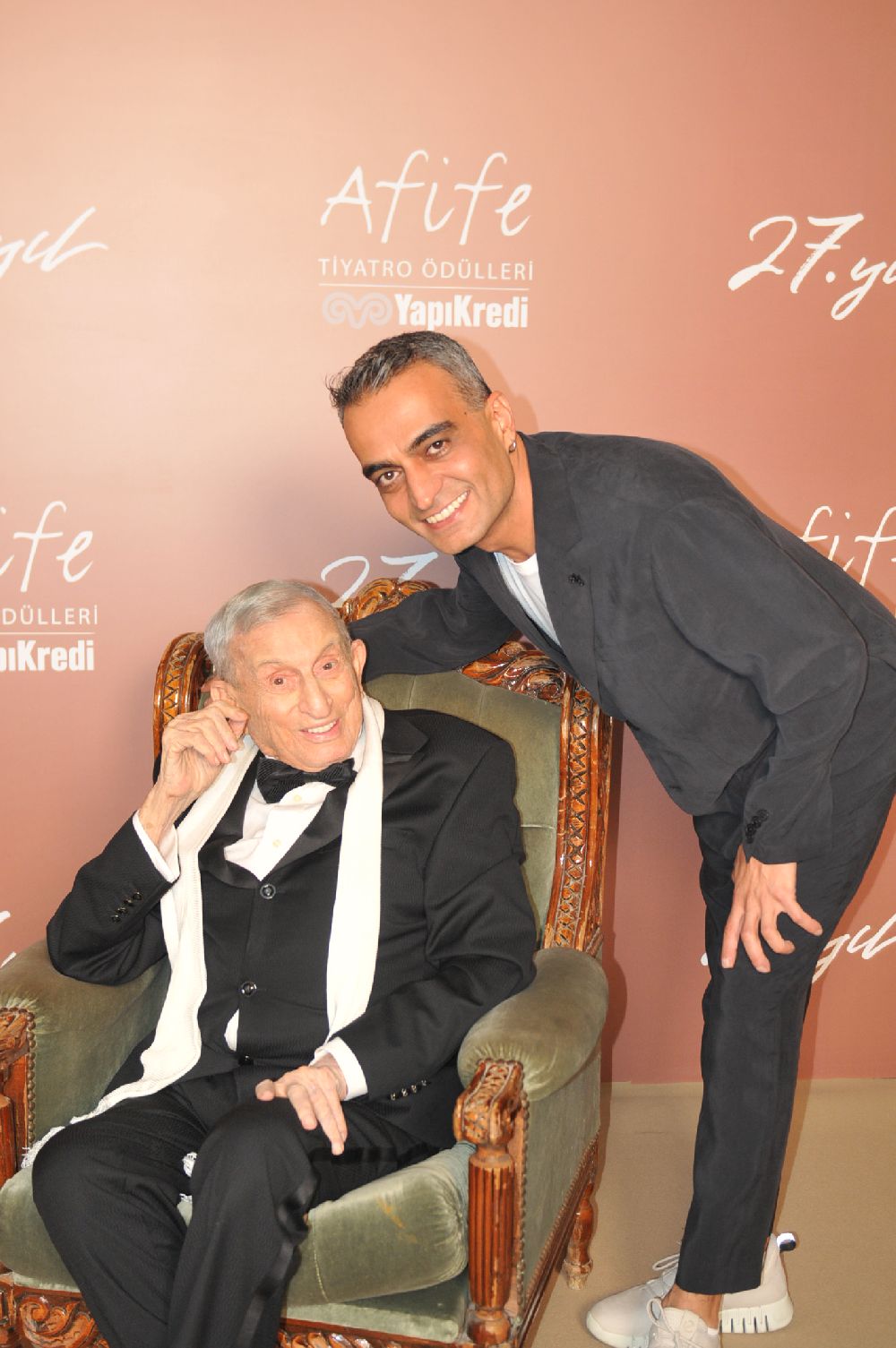 Tekin Ezgütekin tiyatroda hat-trick yaptı!