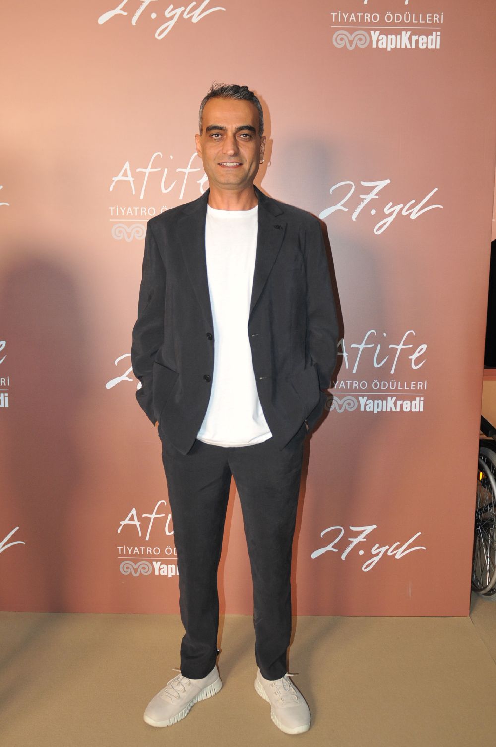 Tekin Ezgütekin tiyatroda hat-trick yaptı!