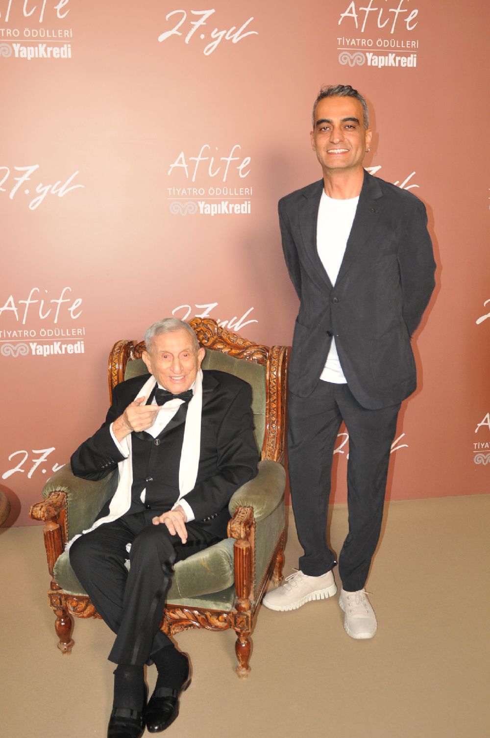 Tekin Ezgütekin tiyatroda hat-trick yaptı!