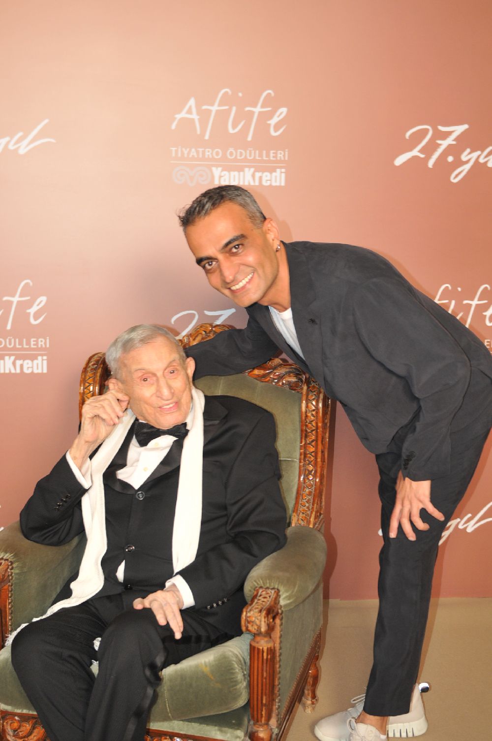 Tekin Ezgütekin tiyatroda hat-trick yaptı!