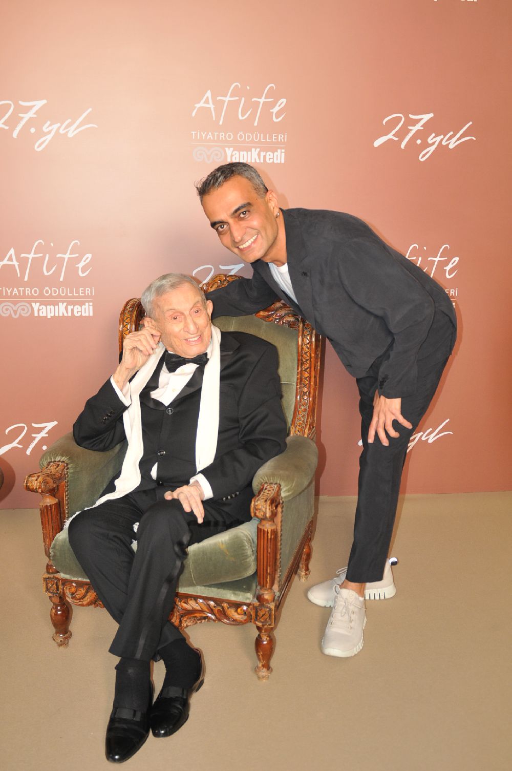 Tekin Ezgütekin tiyatroda hat-trick yaptı!