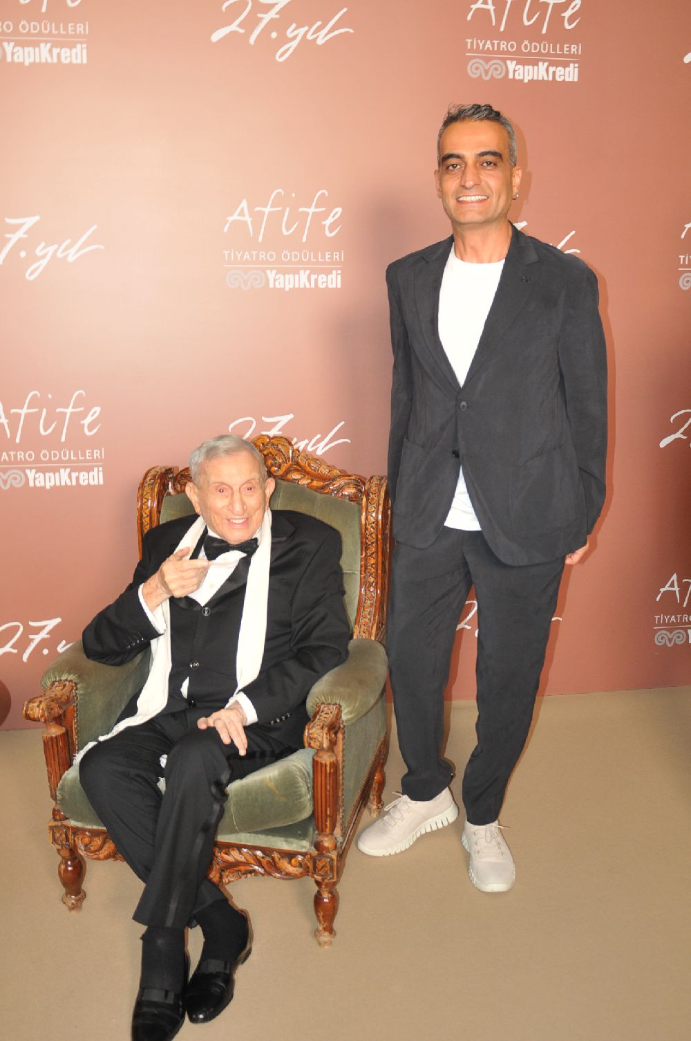 Tekin Ezgütekin tiyatroda hat-trick yaptı!