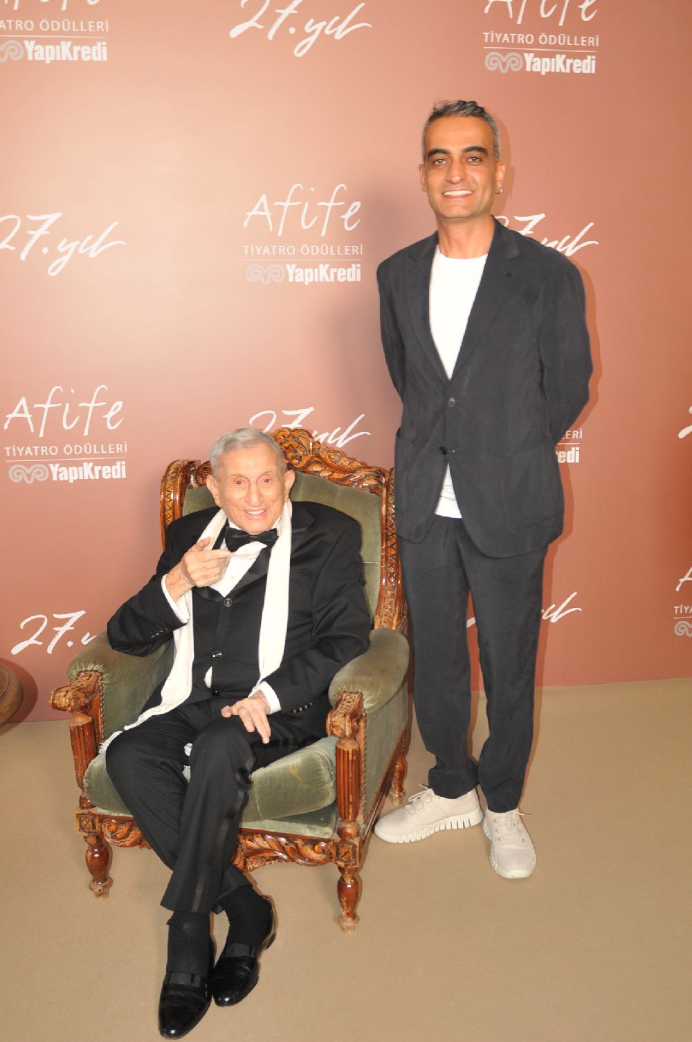 Tekin Ezgütekin tiyatroda hat-trick yaptı!