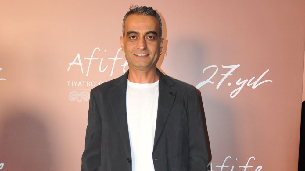 Tekin Ezgütekin tiyatroda hat-trick yaptı!
