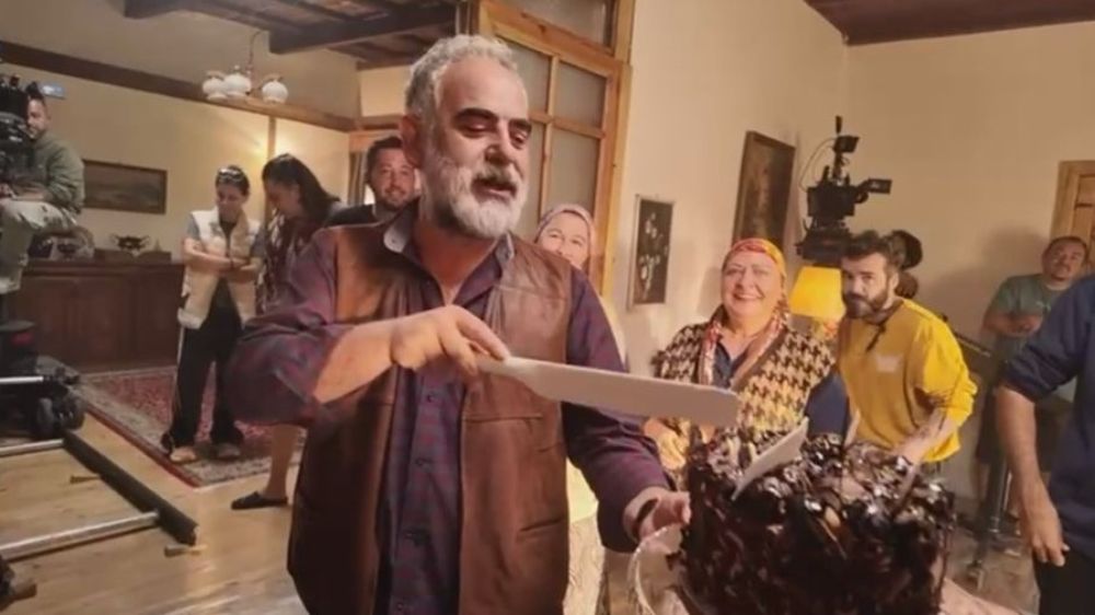 Yurdaer Okur'a sette sürpriz doğum günü kutlaması