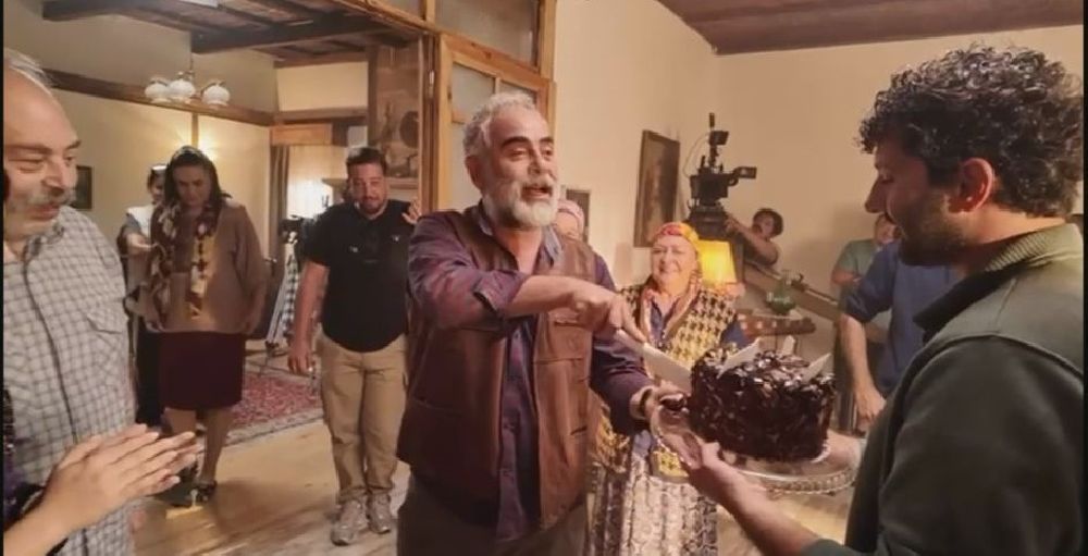 Yurdaer Okur'a sette sürpriz doğum günü kutlaması