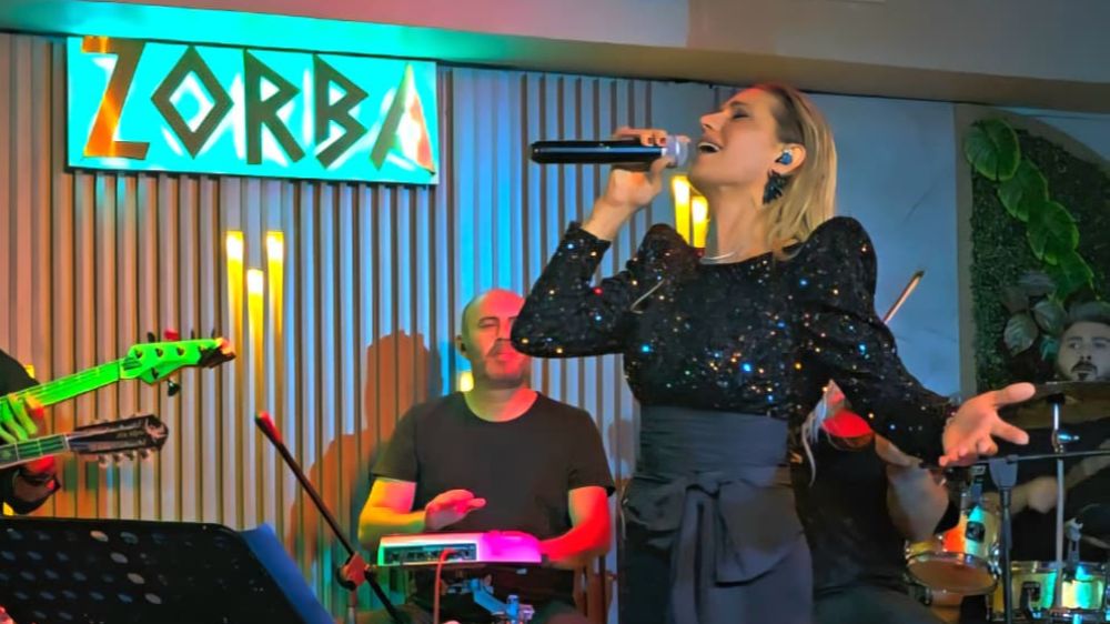 Zorba Taverna’da gelenek bozulmadı