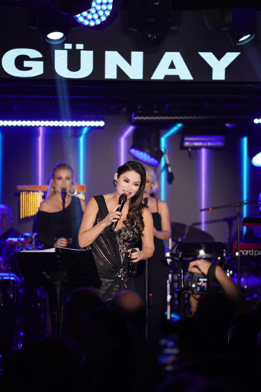 Aşkın Nur Yengi’den unutulmaz gece