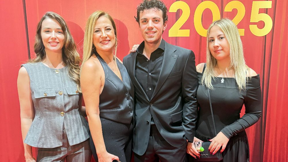 Can Kızıltuğ ödül sevincini ailesi ve sevgilisi Afra Karagöz’le paylaştı