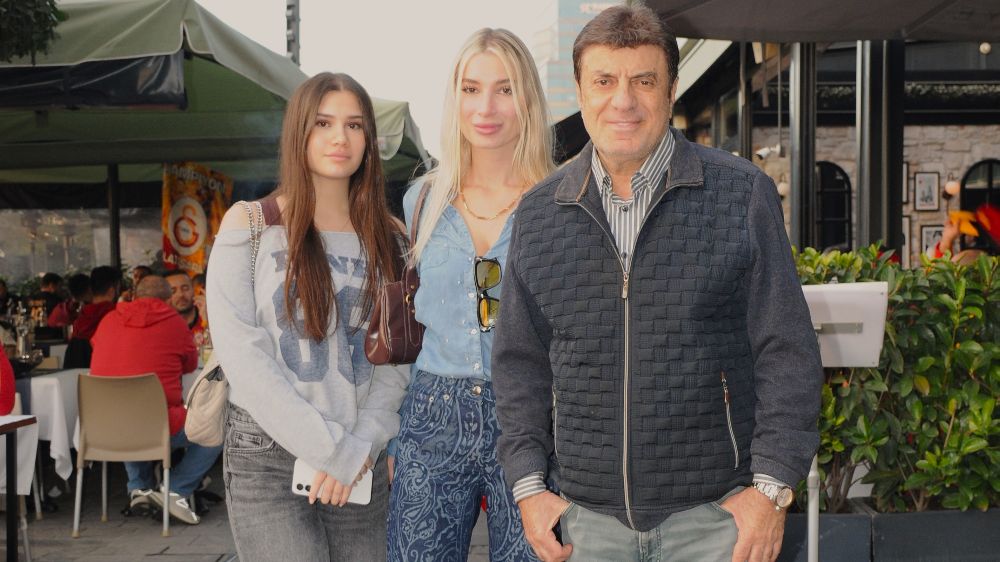 Coşkun Sabah kızlarıyla AVM turu yaptı!