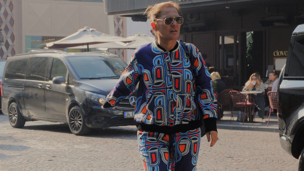 Demet Akalın'ın AVM'de spor tarzı