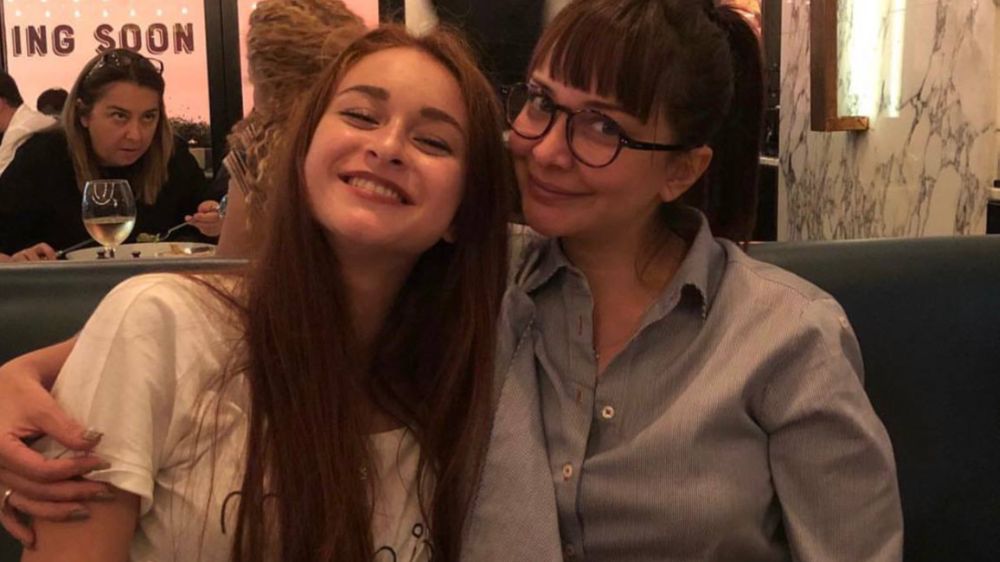 Evrim Akın'ın yıllar önce Asena Keskinci'yle paylaştığı fotoğraftaki notu dikkat çekti!