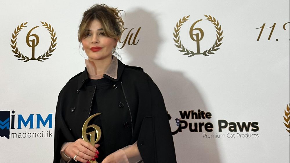 Gonca Vuslateri’nin ödül törenine kızı Asya Mone’nin çizimleri damga vurdu