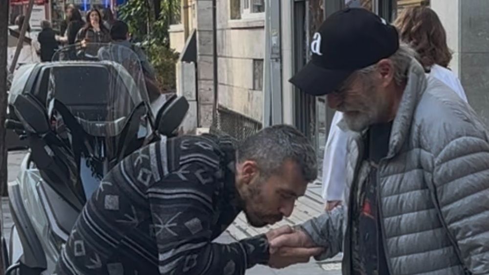 Haluk Bilginer'den hayranına el öpme uyarısı