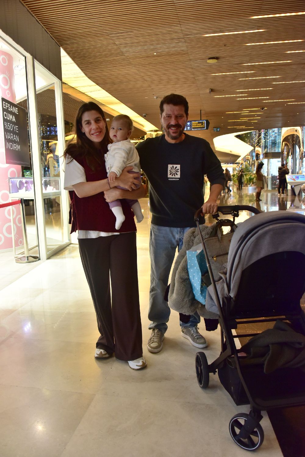 İlker Aksum ailesiyle AVM turu yaptı