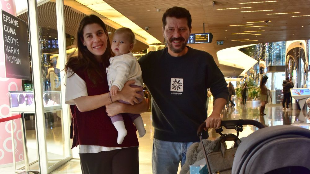 İlker Aksum ailesiyle AVM turu yaptı