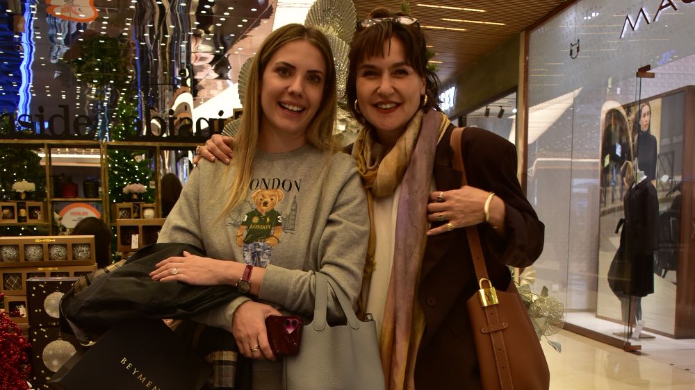 Şevval Sam ve Eda Ece'nin AVM turu