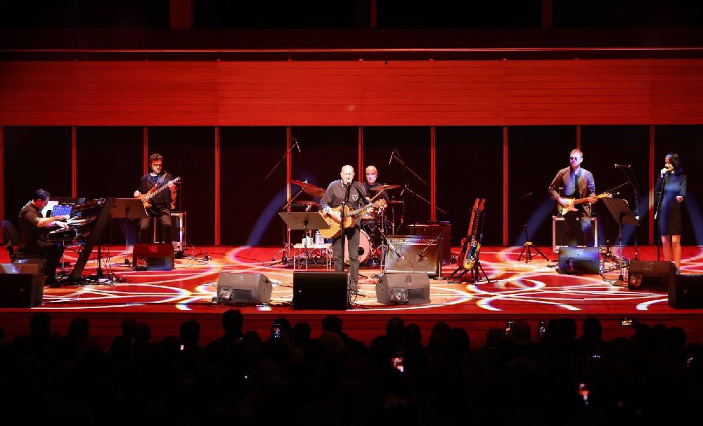 AASSM'de yeni yıl coşkusu Fuat Güner sahnedeydi