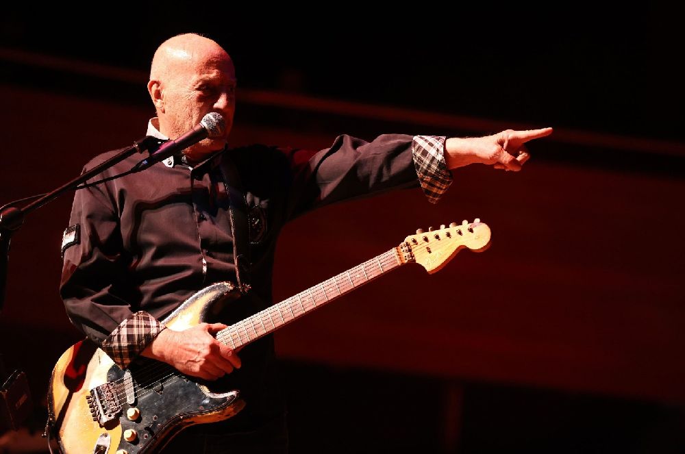 AASSM'de yeni yıl coşkusu Fuat Güner sahnedeydi