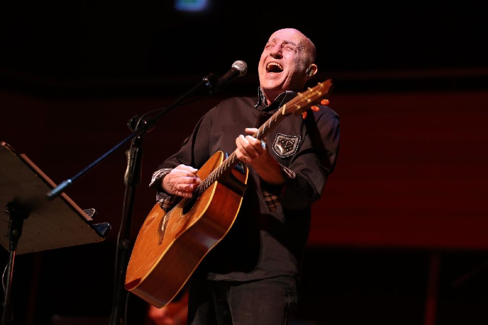 AASSM'de yeni yıl coşkusu Fuat Güner sahnedeydi