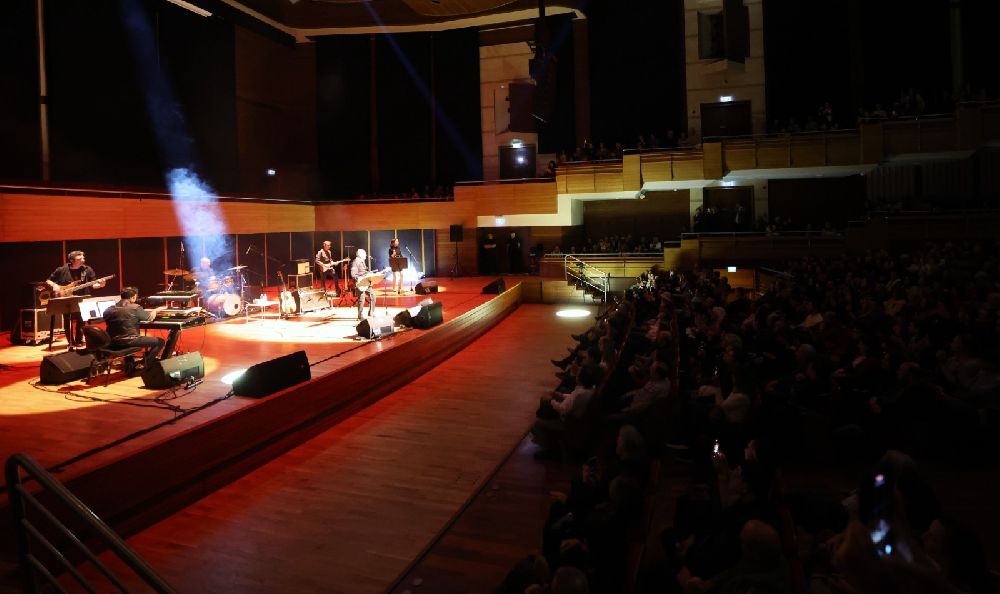 AASSM'de yeni yıl coşkusu Fuat Güner sahnedeydi