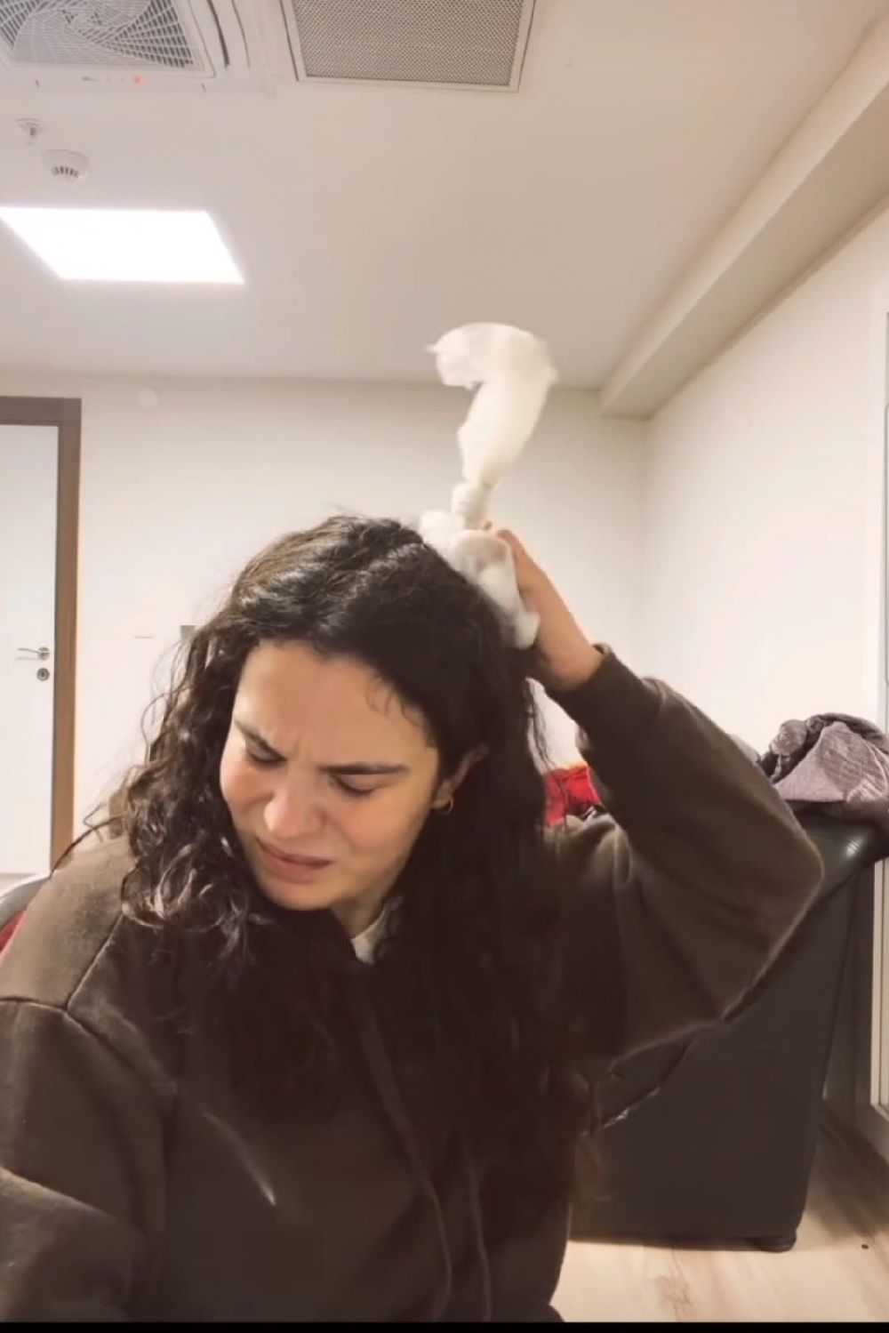 Aslı Bekiroğlu sahne kazası geçirdi!