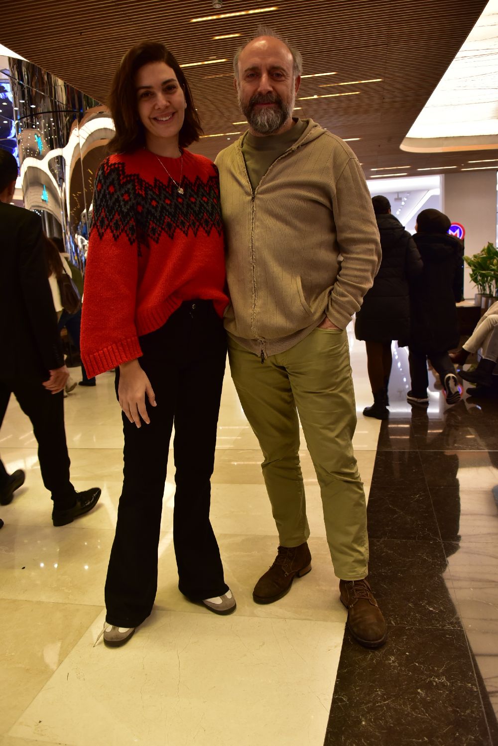 Bergüzar Korel ve Halit Ergenç'in alışveriş turu