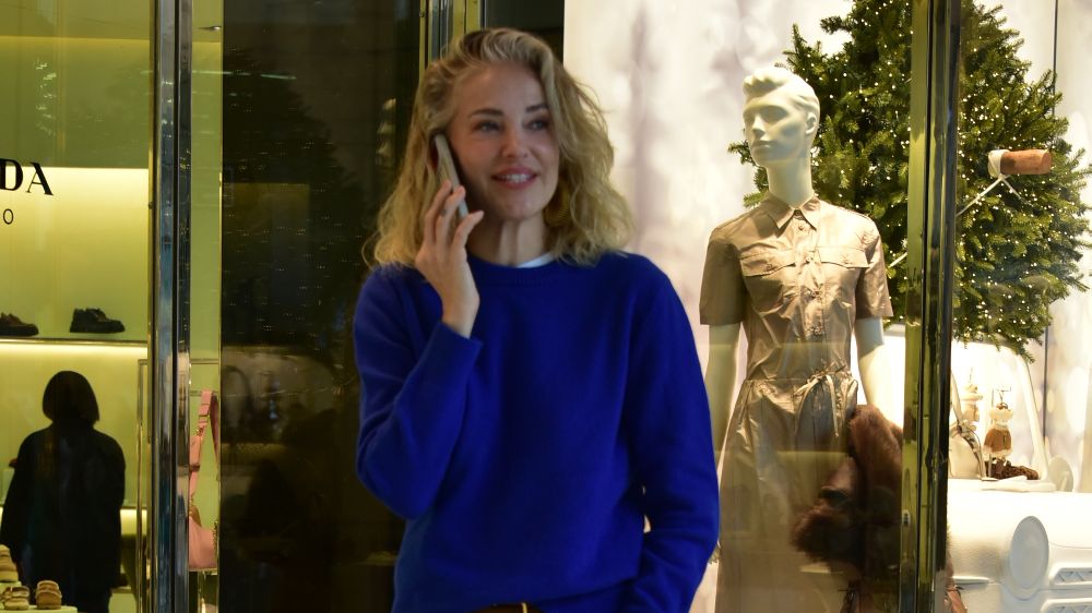 Burcu Esmersoy'un AVM tarzı