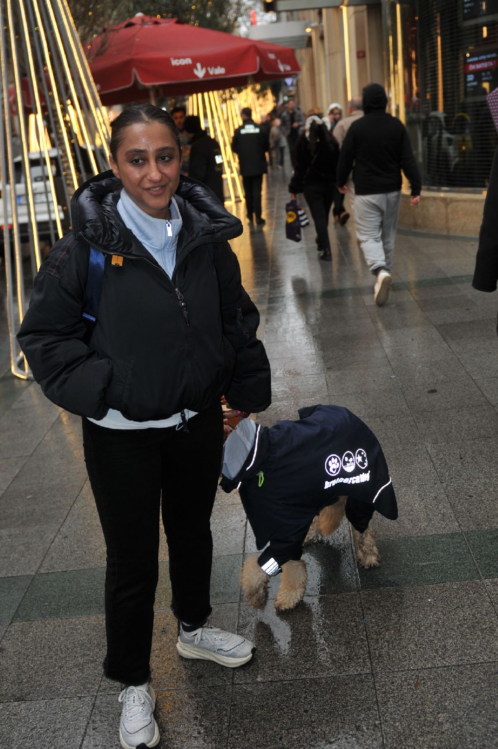 Ecem Erkek köpeğine yağmurluk giydirdi