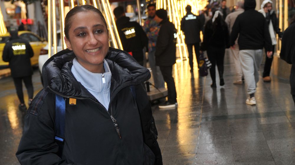 Ecem Erkek köpeğine yağmurluk giydirdi