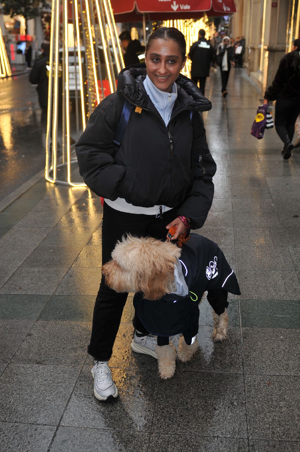 Ecem Erkek köpeğine yağmurluk giydirdi