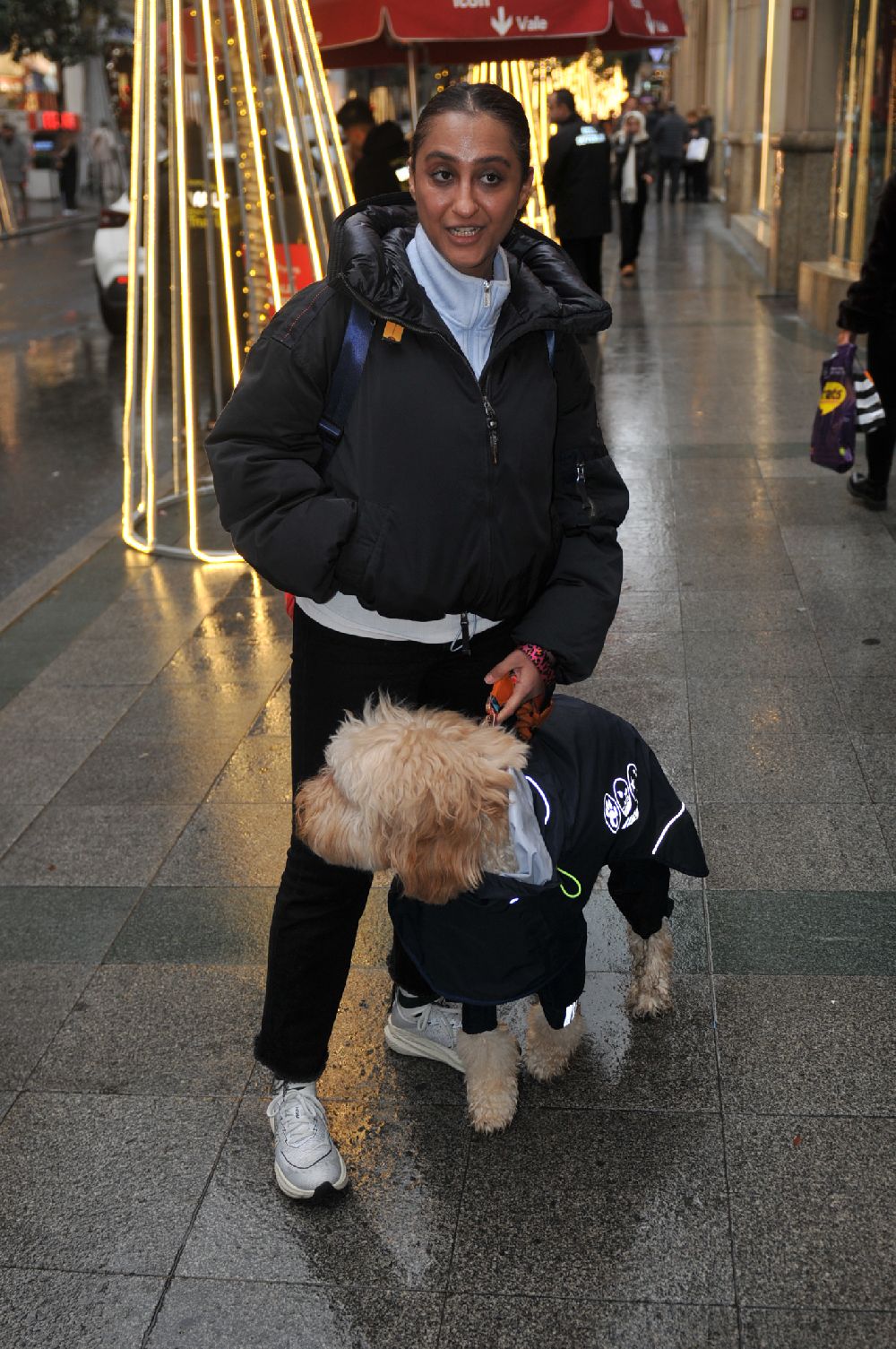 Ecem Erkek köpeğine yağmurluk giydirdi