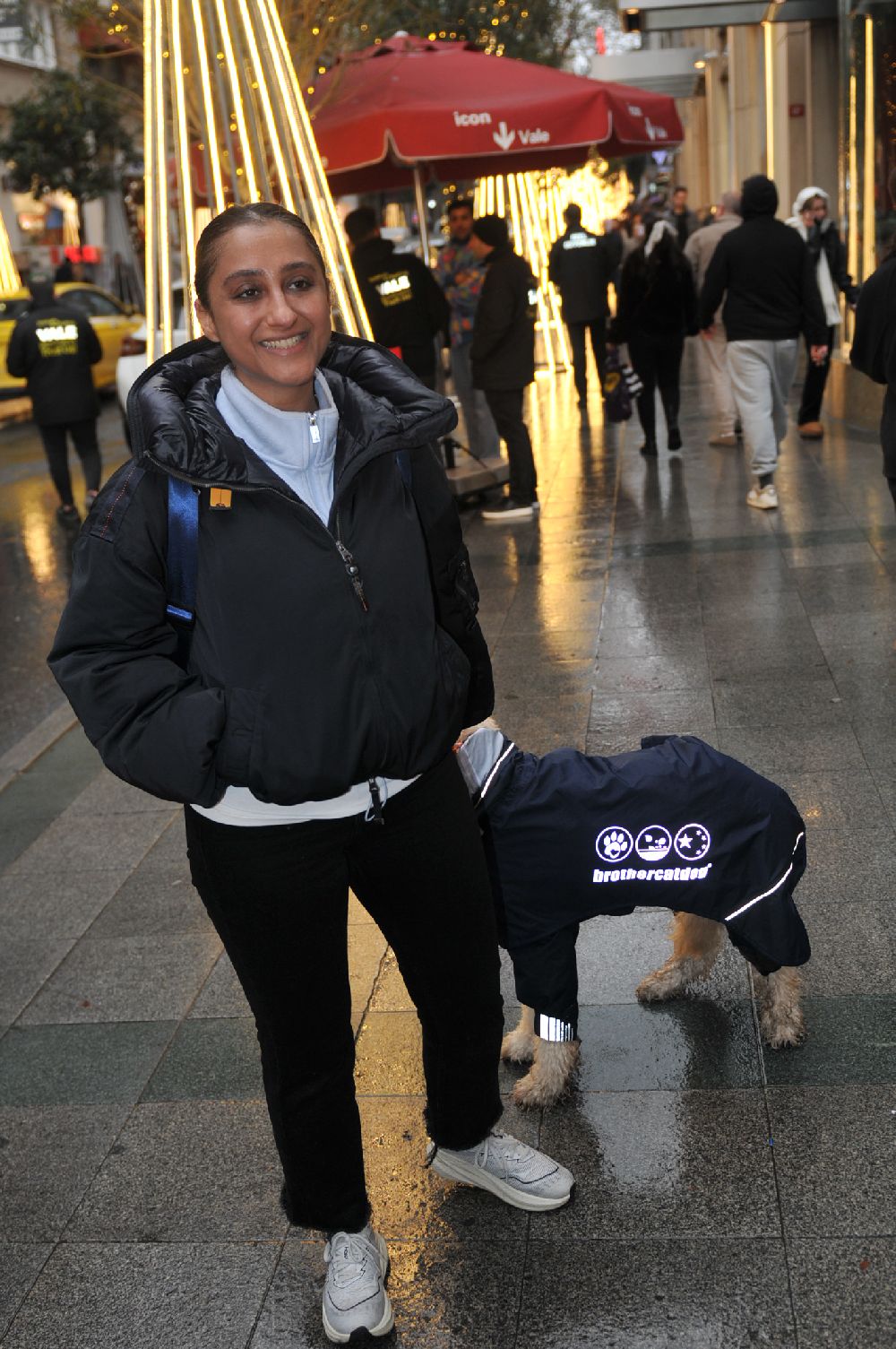 Ecem Erkek köpeğine yağmurluk giydirdi