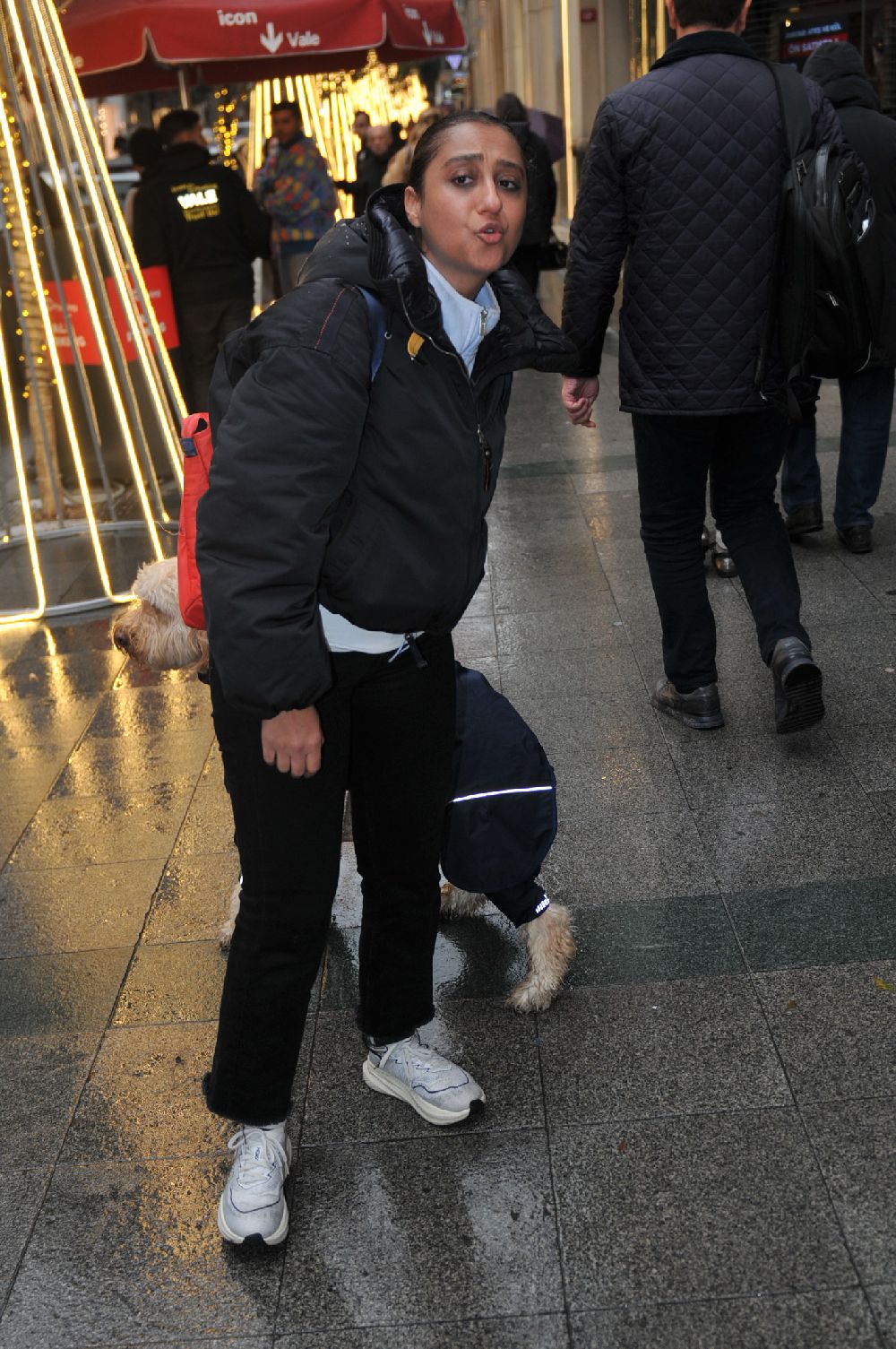 Ecem Erkek köpeğine yağmurluk giydirdi