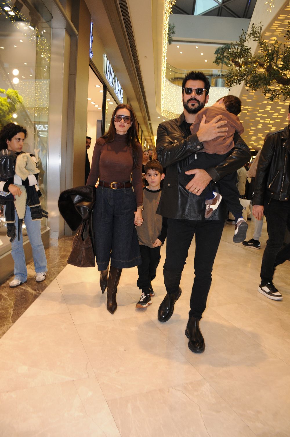 Fahriye Evcen ile Burak Özçivit çocuklarıyla alışveriş turuna çıktı