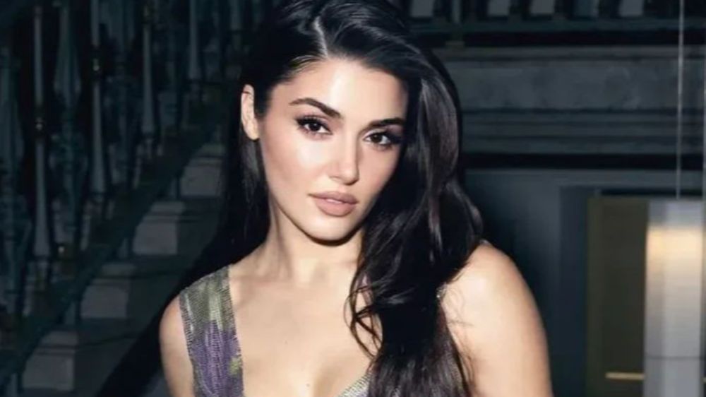 Hande Erçel'in ünlü yapımıcı Onur Güvenatam ile aşk yaşadığı iddia edildi   