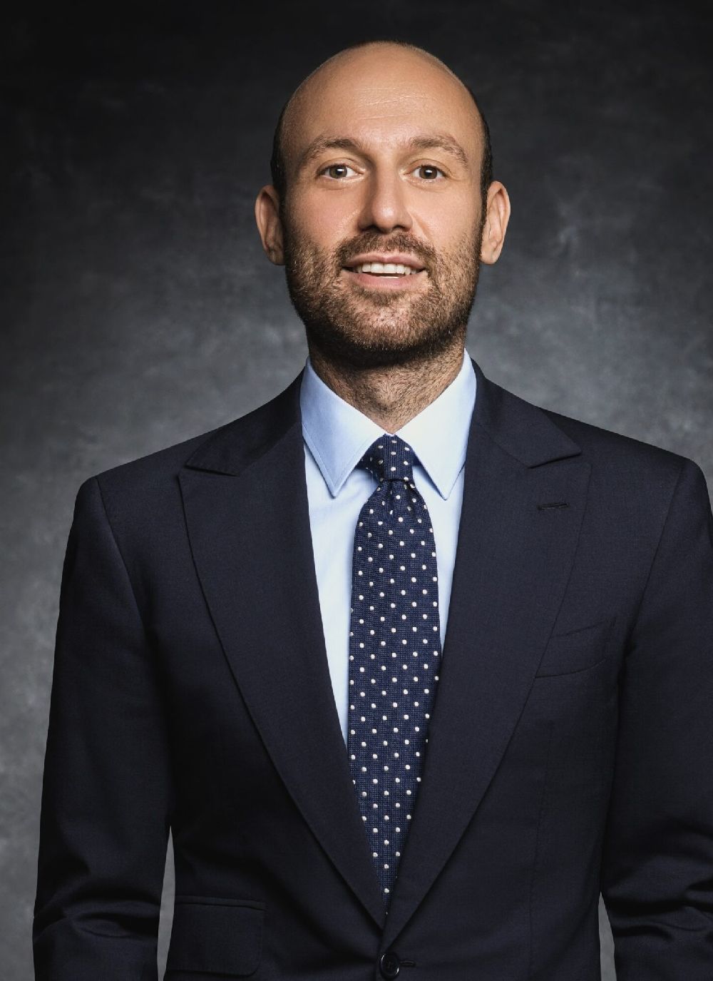 Hande Erçel'in ünlü yapımıcı Onur Güvenatam ile aşk yaşadığı iddia edildi