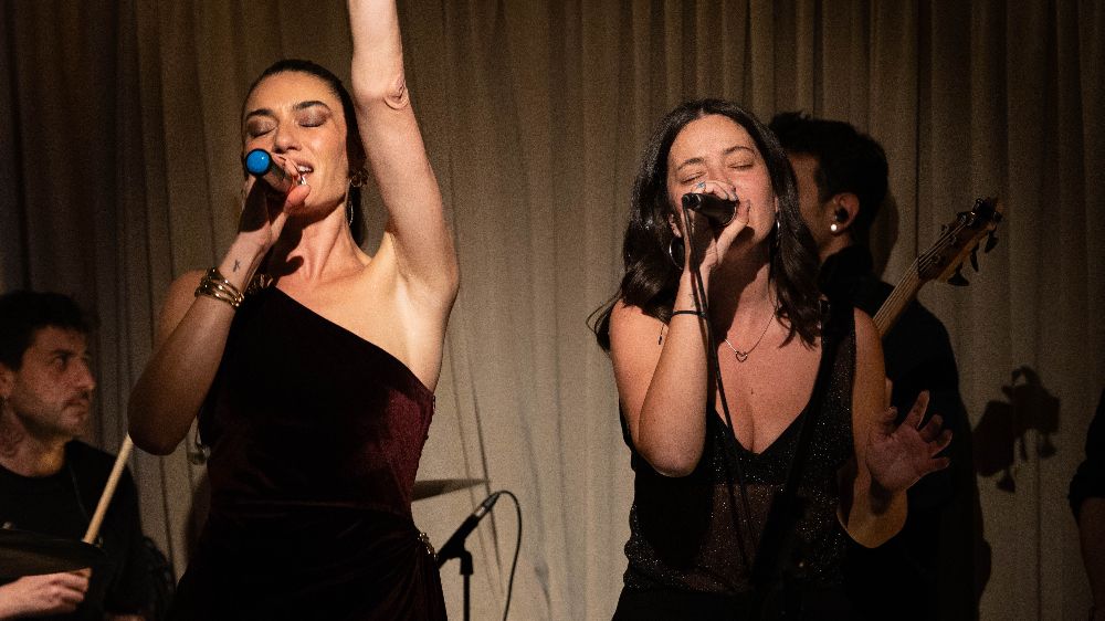 Hande Subaşı ve Pelin Akil'den düet